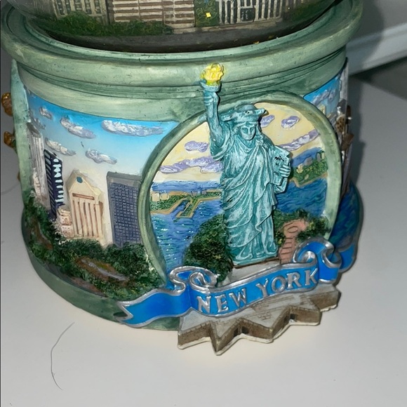 Musical New York Snow Globe - Picture 5 of 6